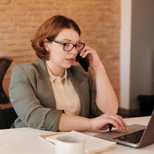 Personne au téléphone et ordinateur